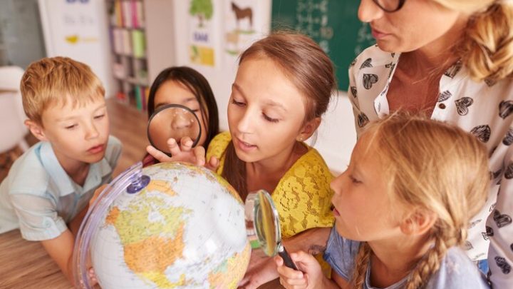 Le multilinguisme dans l'éducation : Comment l'apprentissage de langues étrangères stimule-t-il le développement global des enfants ?