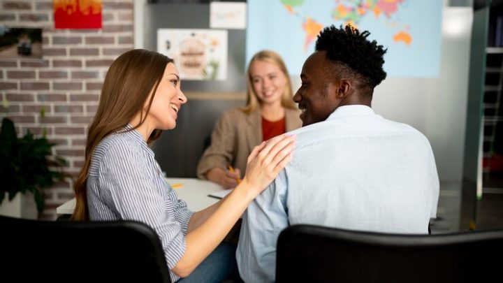 Dépasser les frontières linguistiques : Comment l'apprentissage des langues renforce-t-il les relations interculturelles et la compréhension mondiale ?